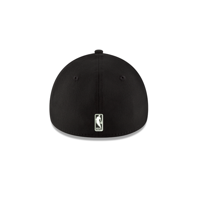 New York Knicks New Era Black Team Classic 39Thirty Flex Fit Hat
